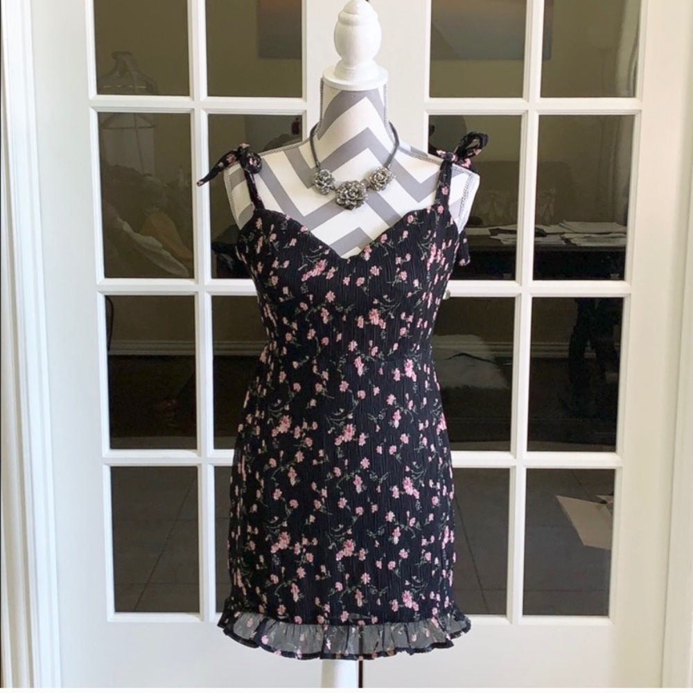 Missguided Floral plisse tie shoulder Dress - Picture 2 of 8